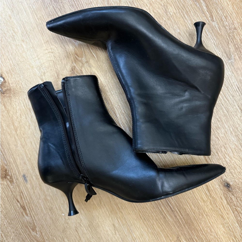 Zara Black Heeled Boots with Sleek Silhouette